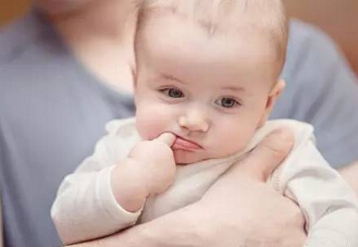 宝宝一直吃小手，怎么办？